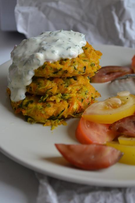 Savoury Wednesday: Kürbis-Karotten-Zucchini Puffer mit Petersilien-Yoghurtsauce