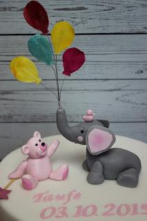 Tauftorte für Emily mit modelliertem Elefant und Bärchen in rosa/weiß