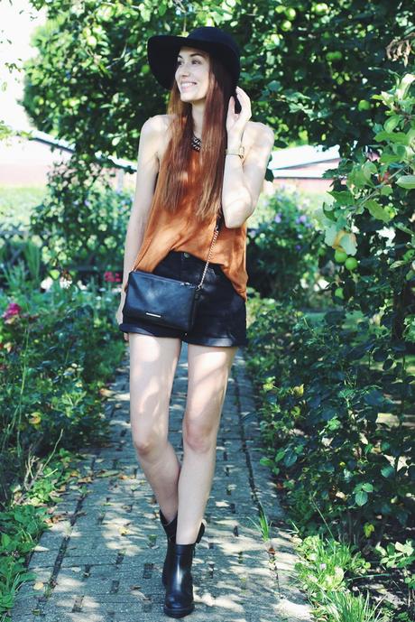 Blogtober 4. // OOTD: Long Cardi & Shorts