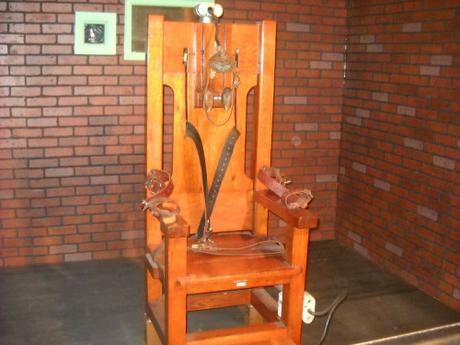 2electric-chair-72283_1280