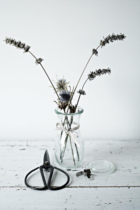 Blog + Fotografie by it's me! - getrockneter Lavendel und Disteln, eine alte Schere und eine Glasflasche