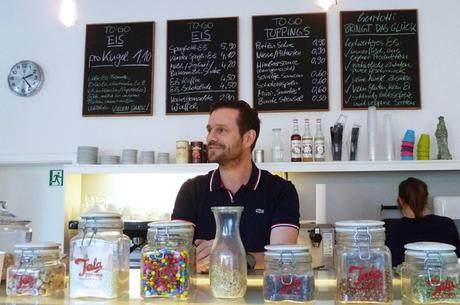 Im Eiscafé herrtotti in Düsseldorf-Bilk serviert Torsten Lode hausgemachtes Eis ohne Zusatzstoffe