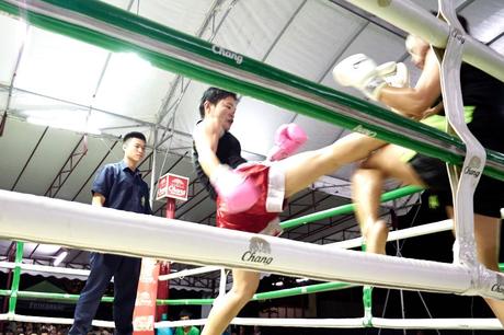 Kick beim Muay Thai Fight