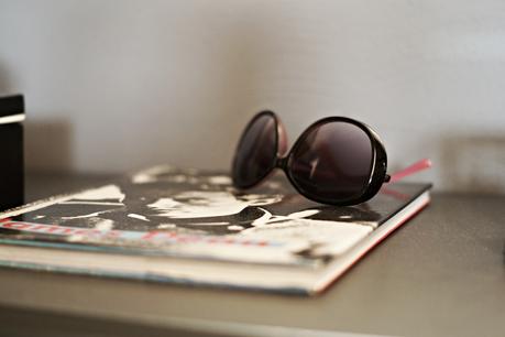 Blog + Fotografie by its me - Rooming Flur, Sonnenbrille auf einem Buch über James Dean