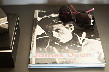 Blog + Fotografie by its me - Rooming Flur, Buch über James Dean