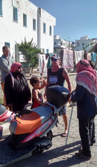 Während wir die Kleider- und Lebensmittelspenden unter den Syriern verteilten, stoppte ein Mopedfahrer spontan. Er fragte uns: 