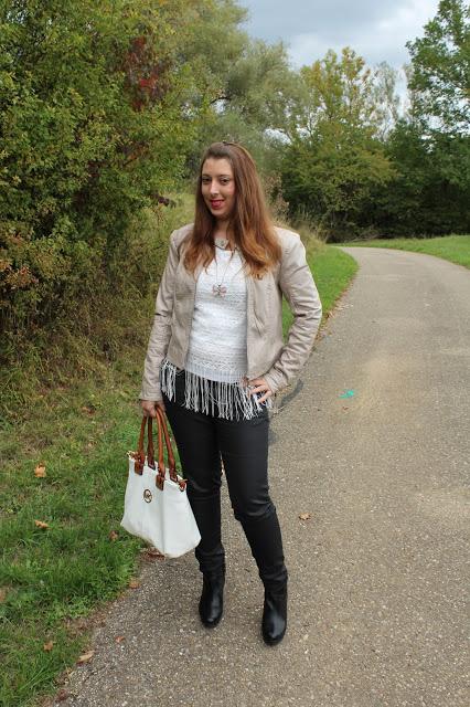 Herbstliches Outfit mit Lederjacke und Fransen T-shirt