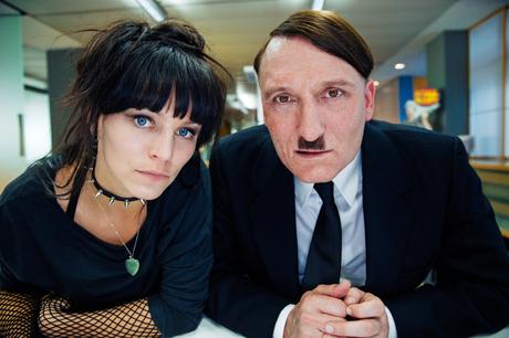 Review: ER IST WIEDER DA – Hitler, kann das sein?!