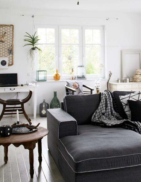 Stilmix im Wohnzimmer, Blick ins Wohnzimmer, Sofa mit anatiker Kommode und marokkanischen Wohnaccessoires