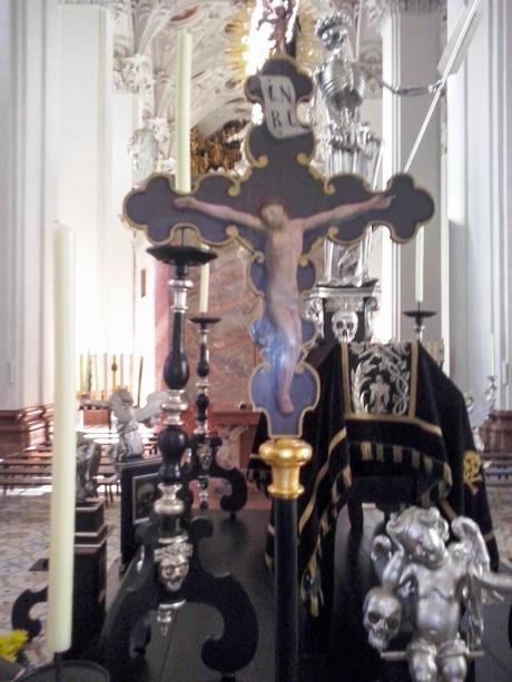 „Tumba“ Grabmal in der Basilika Mariazell aufgestellt