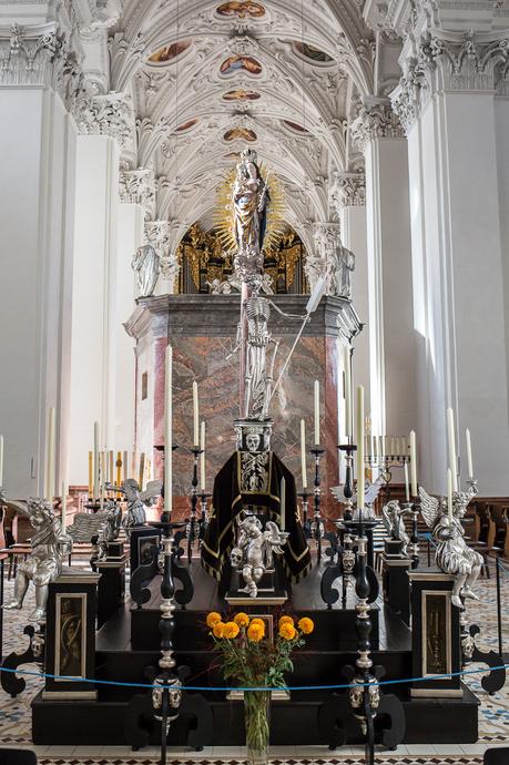 „Tumba“ Grabmal in der Basilika Mariazell aufgestellt