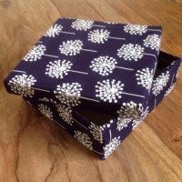 diy nähen nähanleitung box mit stoff beziehen stoffbox karton upcycling als geschenkbox idee selbst machen anleitung einfach freebook gratis