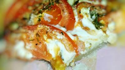 Abendbrotsnack: Tomate-Käse in Blätterteig