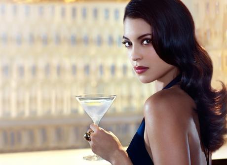 Martinis mixen wie James Bond Bond Girl Stephanie Sigman genießet Vodka Martini