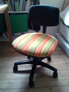 Vorher schwarz, jetzt farbenfroh: Mein neu bezogener Bürostuhl.