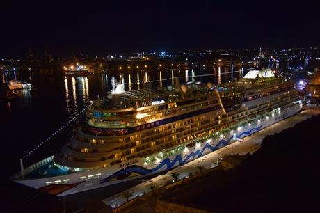 06_AIDAbella-nachts-Hafen-Valletta-Malta