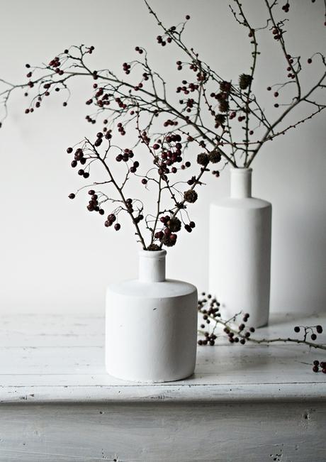 Blog + Fotografie by it's me! - weiße Steingutvase mit Zweigen auf einem Shabbytisch