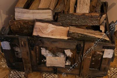 Alte Holzkisten als Regale