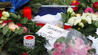 Trauernde vor der französischen Botschaft in Berlin