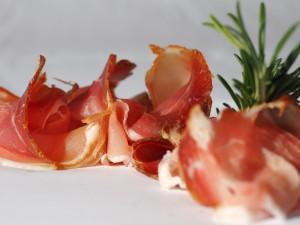Abbildung 3: Serrano Schinken und Parma Schinken sind Klassiker der spanischen Tapas Küche