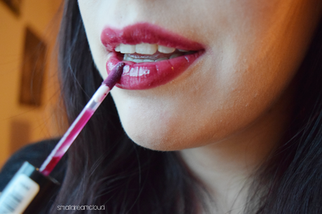 essence_all_that_greys_Lipgloss_roaring_red_swatch