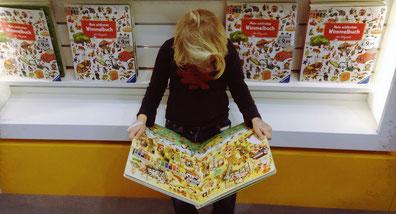 Meine ältere Tochter Helena wimmelt genauso gerne wie ich vor 30 Jahren - hier auf der Buchmesse am Ravensburger-Stand.