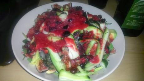 Ruccola-Salat mit Zucchini, Feigen, Cranberries, Avocado, Kürbiskernen, Tomaten