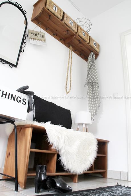 Garderobe in Holz in Kombination mit schwarz weiß Wohnaccessoires