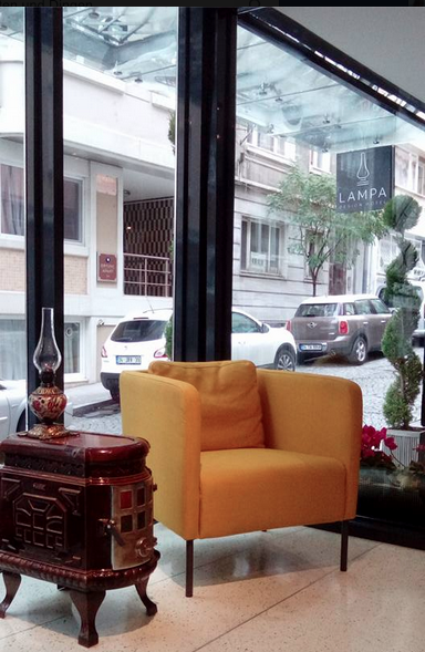 Das Design Hotel Lama befindet sich in einer kleinen ruhigen Wohnstrasse in Şişli. Im Eingangsbereich der Rezeption steht ein kleiner Kachelofen, der jetzt als Beistelltischchen dient.