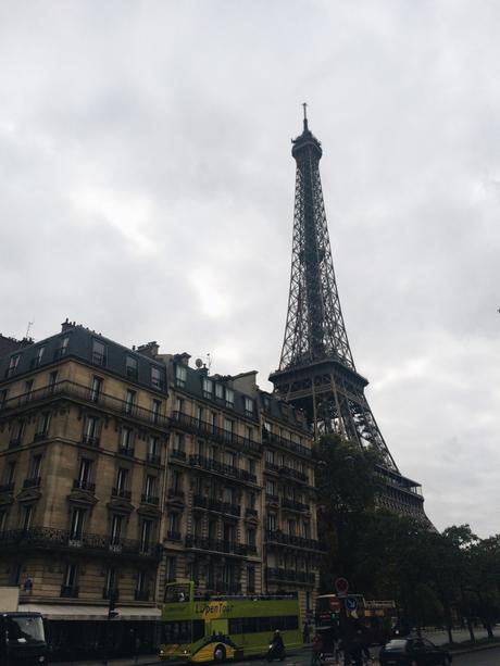 Travel Guide: Paris.