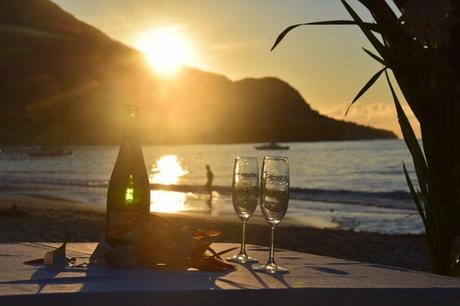 23_Champagner-Sonnenuntergang-Hochzeit-Strand-Beau-Vallon-Mahe-Seychellen