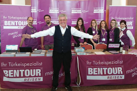 Kadir Ugur, CEO von Bentour Reisen mit seinen Partnern während der fünften Reisemesse in Antalya. 