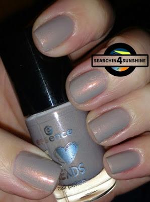 [Nails] essence Adventskalender 04 what a grey-t night! & 15 from me to you