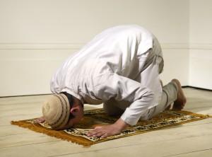 Betender Muslim auf seinem Gebetsteppich