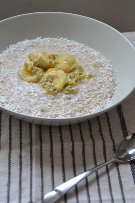 Tropisches Porridge mit Maracuja, Banane und Kokosraspeln