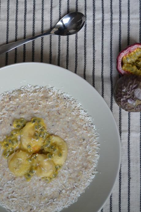 Tropisches Porridge mit Maracuja, Banane und Kokosraspeln
