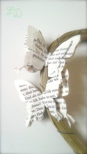 Herzkranz mit Schmetterlingen und Rosen aus Buchseiten Schmetterlingskranz 1