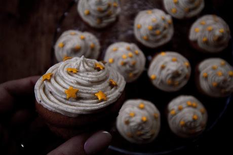 PUMPKIN CUPCAKES WITH CINNAMON CREAM CHEESE FROSTING {recipe}
