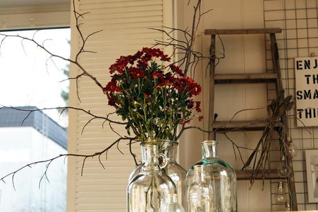 Blog + Fotografie by it's me! - dunkelrote Chrysanthemen mit Zweigen, Glasflaschen, alte Leiter mit Glühbirnen