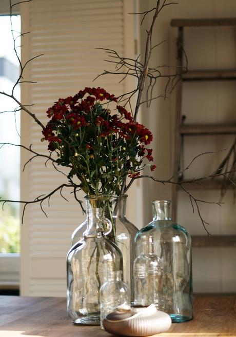 Blog + Fotografie by it's me! - dunkelrote Chrysanthemen - Glasflaschen, alte Leiter