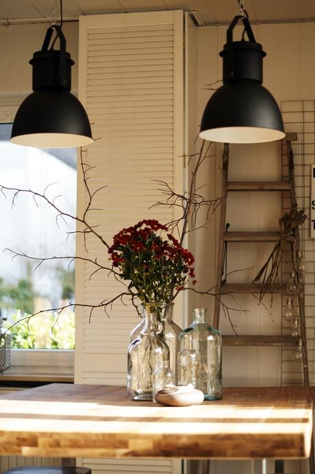 Blog + Fotografie by it's me! - dunkelrote Chrysanthemen - Esstisch aus Eiche, Lampen im Industrielook, weiße Fensterläden