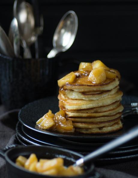 Zimt-Pancakes mit karamellisierten Äpfeln