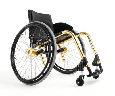  Wenn ein Rollstuhl zum modischen Accessoir wird. «Küschall Competition»: ein Rollstuhl der modernen Bauart. (Von Tim99~commonswiki - Eigenes Werk, CC-BY-SA 4.0)