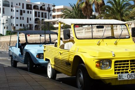 Blog + Fotografie by it's me! - Reisen - La Isla Blanca Ibiza, Santa Eurlaria - Autos am Straßenrand