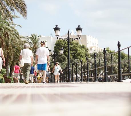Blog + Fotografie by it's me! - Reisen - La Isla Blanca Ibiza, Santa Eurlaria - Strandpromenade mit Menschen in Cam under foot-Perspektive