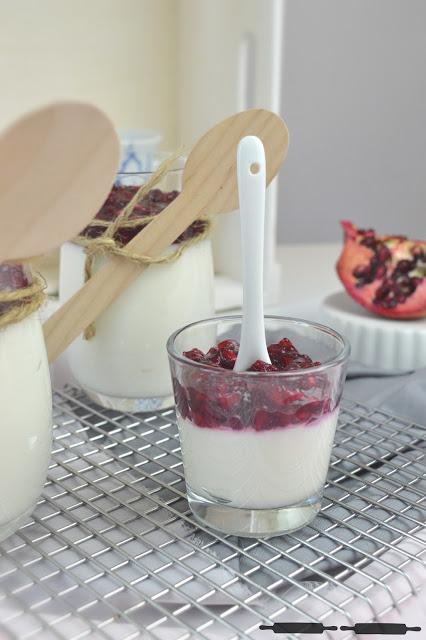 Joghurt Panna Cotta mit Granatapfelkompott / Yogurt Panna Cotta with Pomegranate Jelly