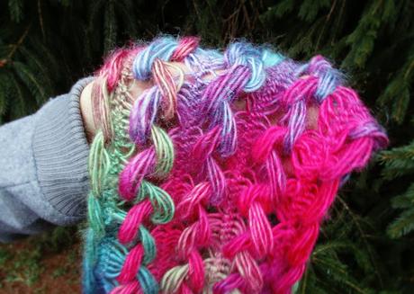 Jaimee häkelt einen Hairpin Lace Loom-Schal