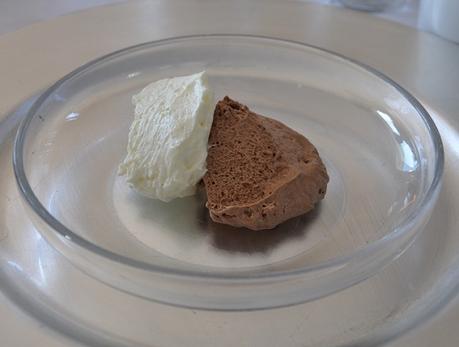 Dunkle Mousse au Chocolat: sie vergeht auf der Zunge