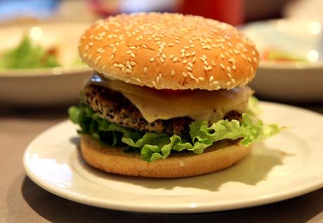 Bumm! Quinoa-Burger schlägt Veggie-Burger!