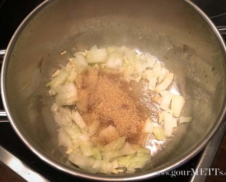 Currywurst selbst machen – mit Pommes